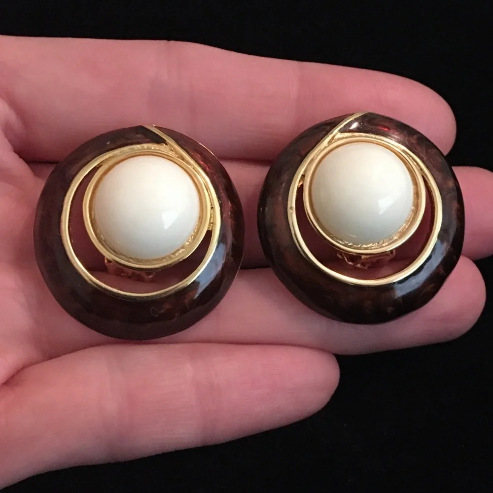 Vintage Red and White Round Clip On Earrings - Picture 2 of 8